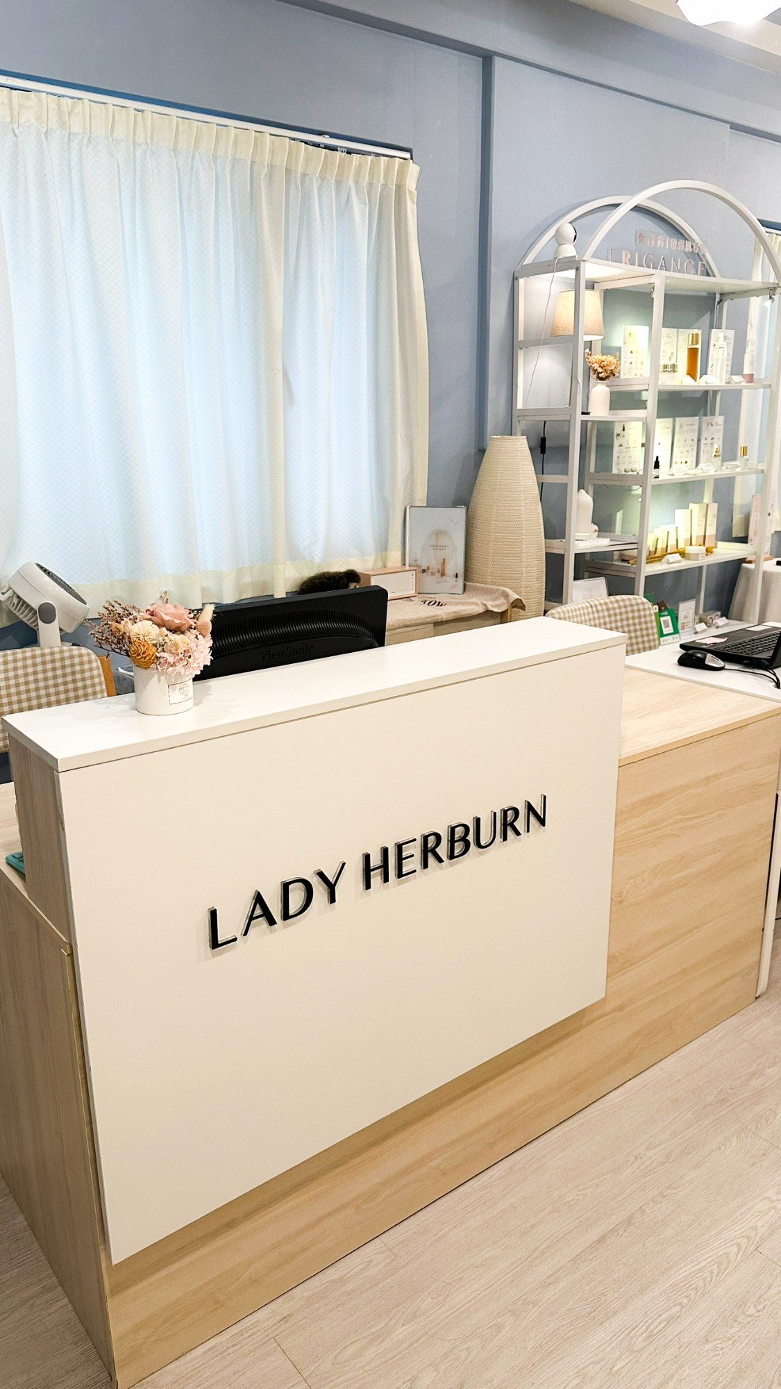 美容院櫃檯與商品展示架